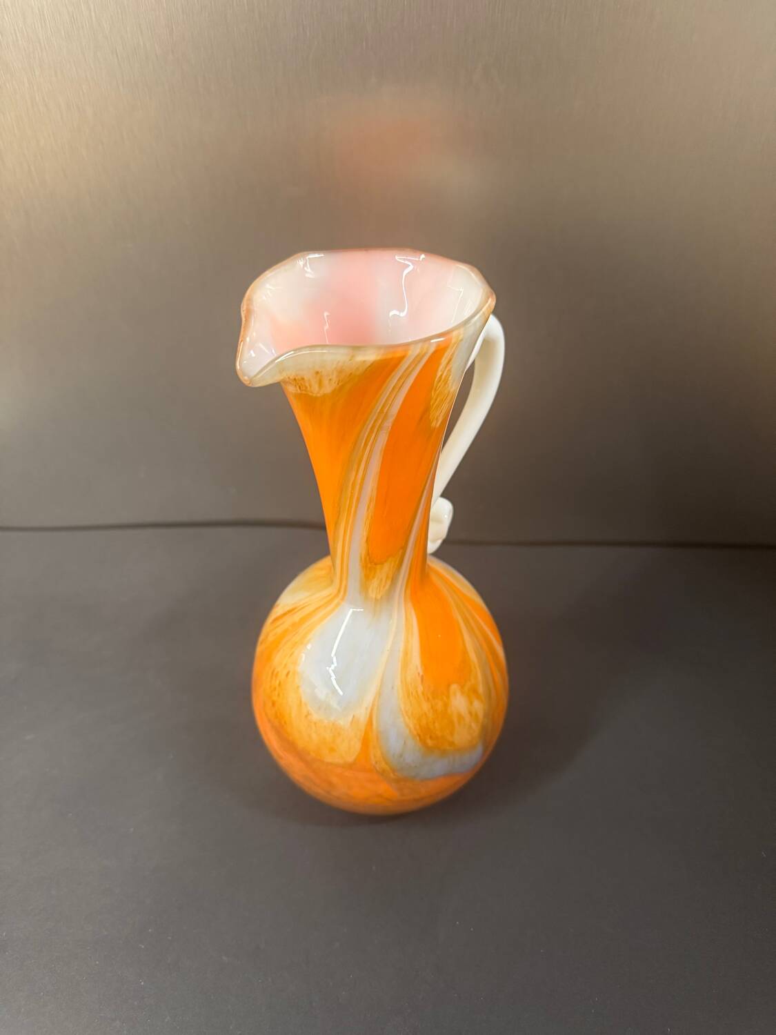Marbled orange and white glass vase with applied handle – Art Deco