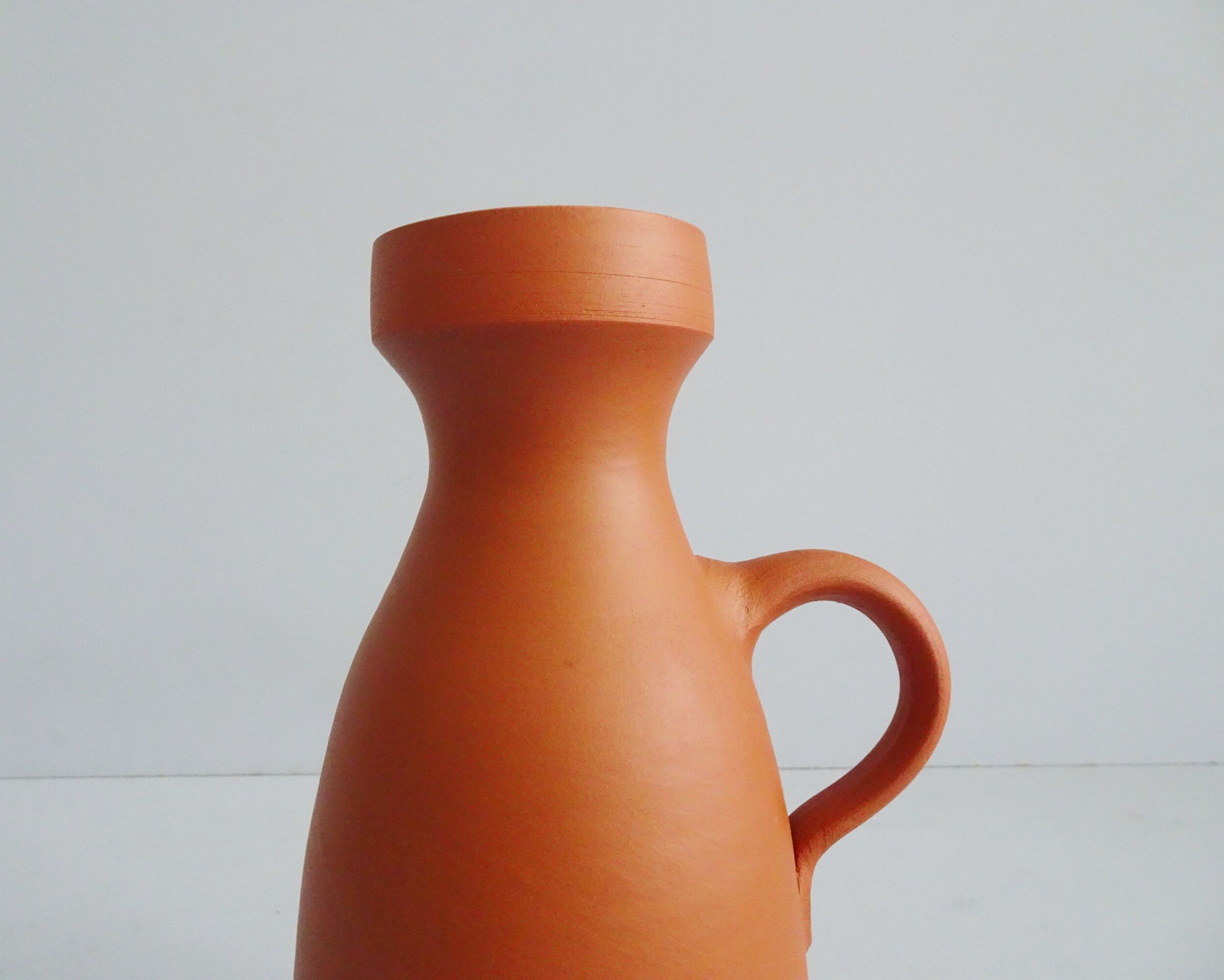 Vase en terre cuite au décor incisé, peint à la main