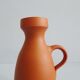 Vase en terre cuite au décor incisé, peint à la main
