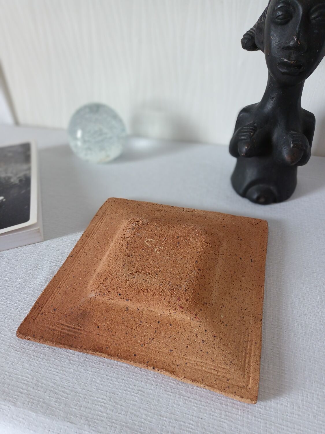 Empty pocket handmade sandstone chamotté resin