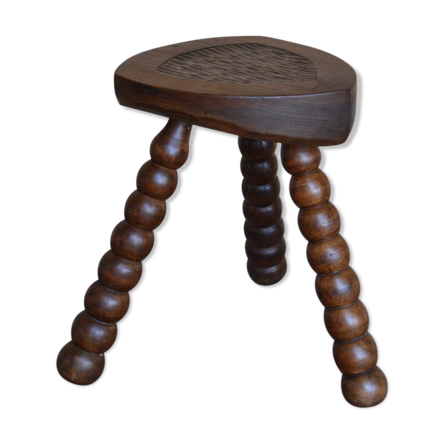 Tabouret tripode brutaliste en bois tourné et sculpté - style vacher ferme