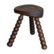 Tabouret tripode brutaliste en bois tourné et sculpté - style vacher ferme