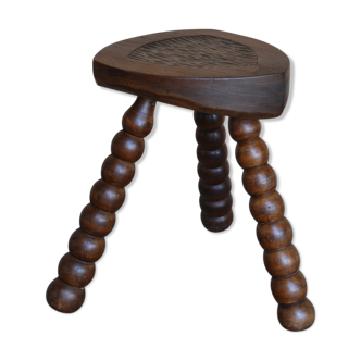 Tabouret tripode brutaliste en bois tourné et sculpté - style vacher ferme