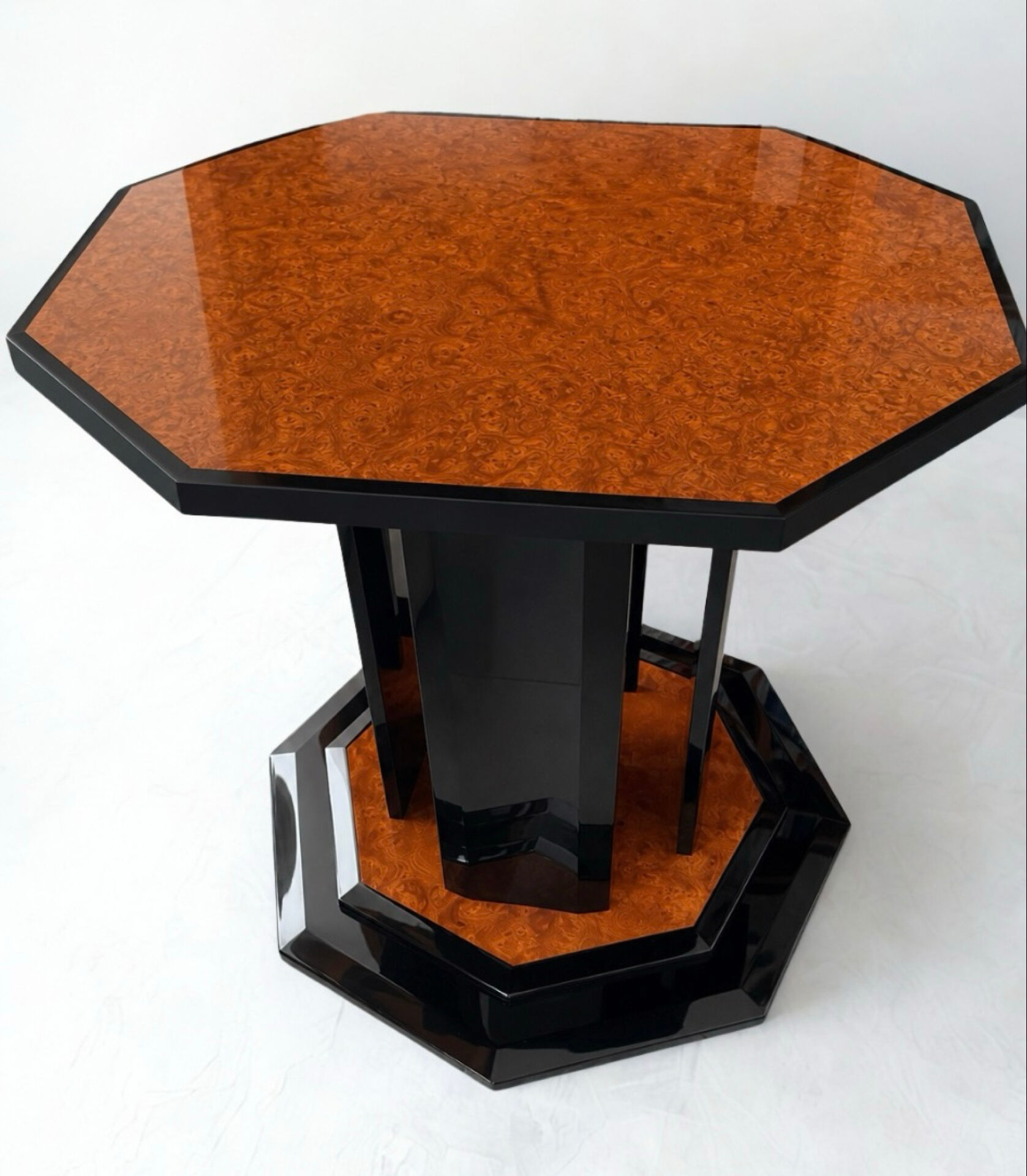Table à manger octogonale Paul Michel en loupe d’orme et laque noire