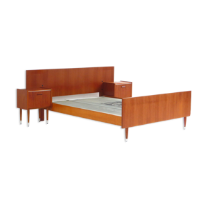Lit double en teck vintage du milieu du siècle avec deux tables de nuit fabriqué par Musterring, années 1960