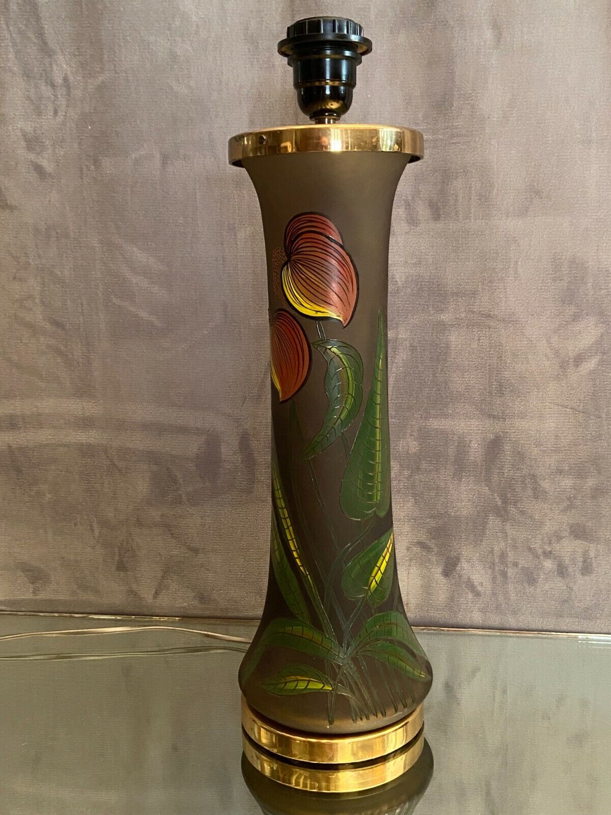 Pied de lampe en verre teinté à décor végétal émaillé