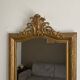 Miroir doré fin 19ème avec fronton décoré 110x75