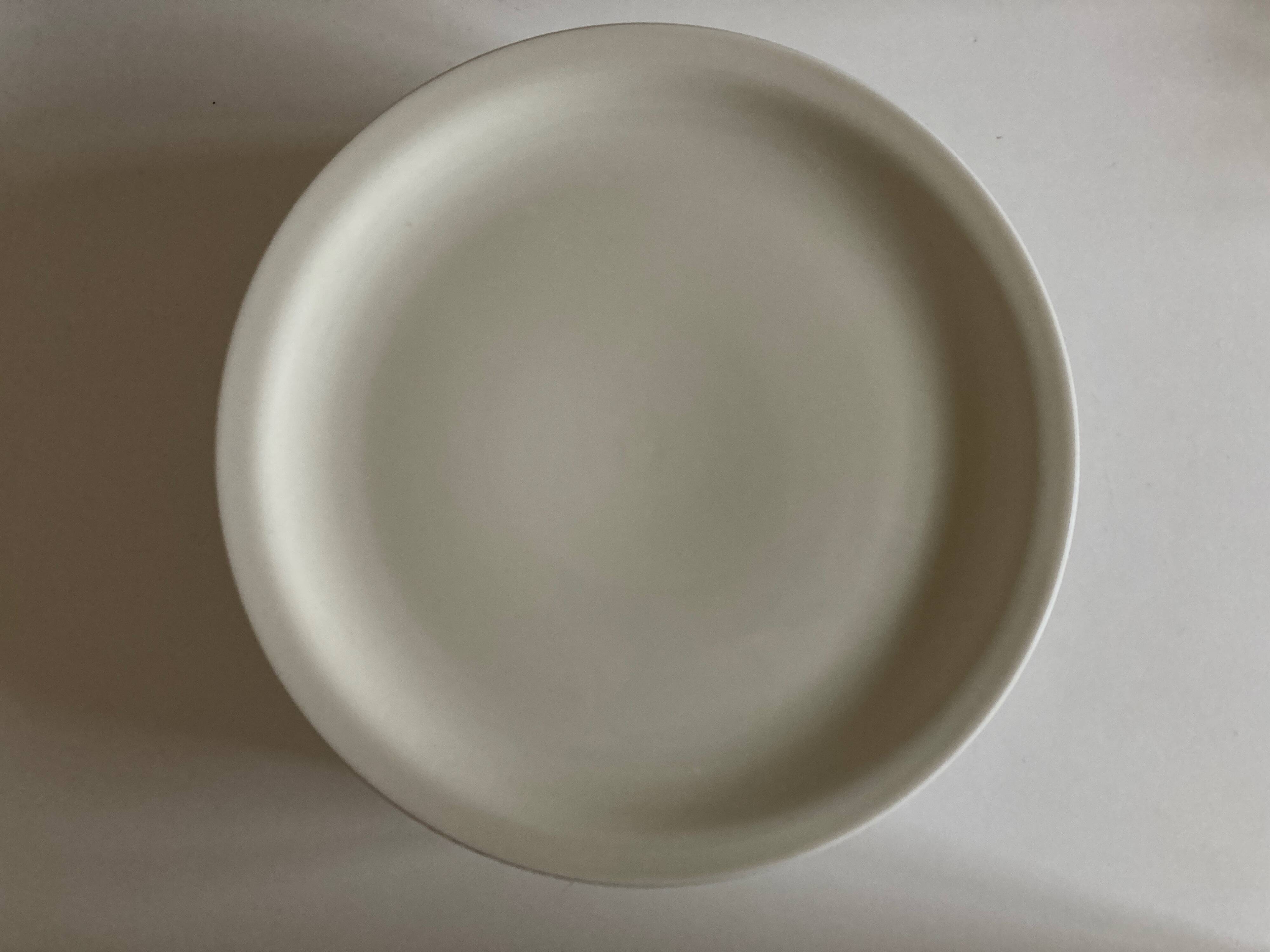 Set of 7 Scandinavian modernist flat plates in ivory earthenware