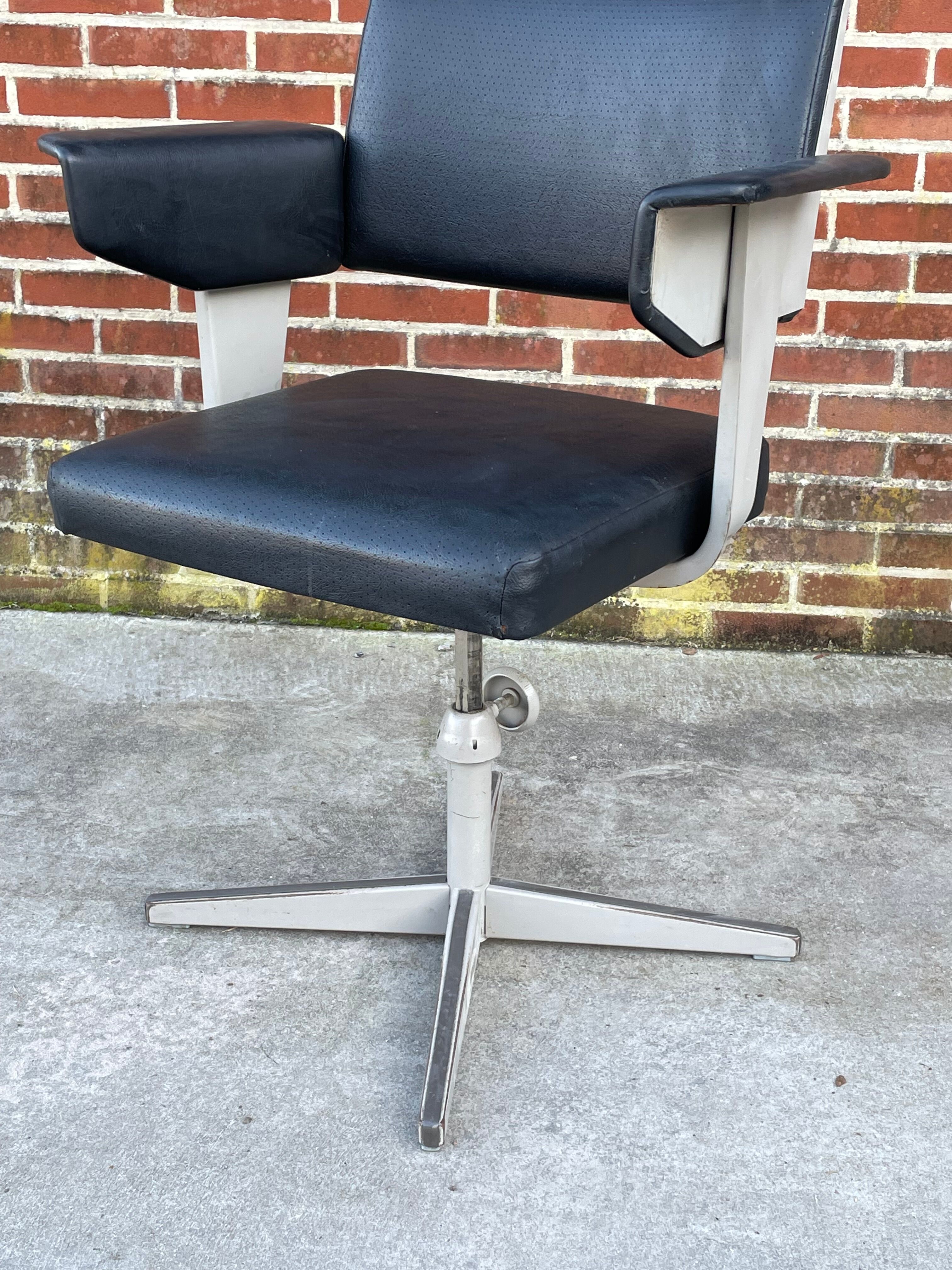 Friso kramer revolve desk chair for ahrend de cirkel 1960