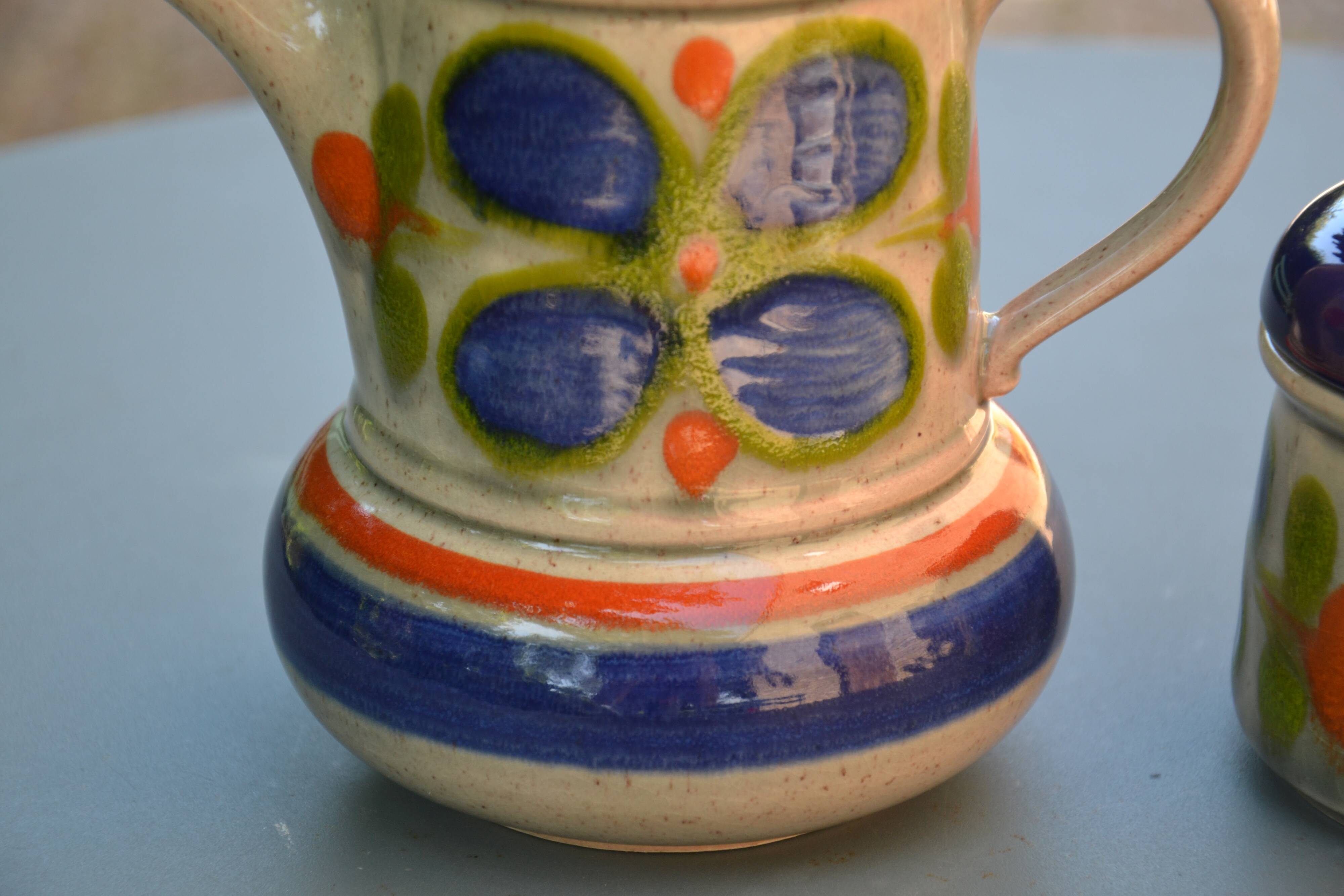 signed sugar bowl/milk jug set