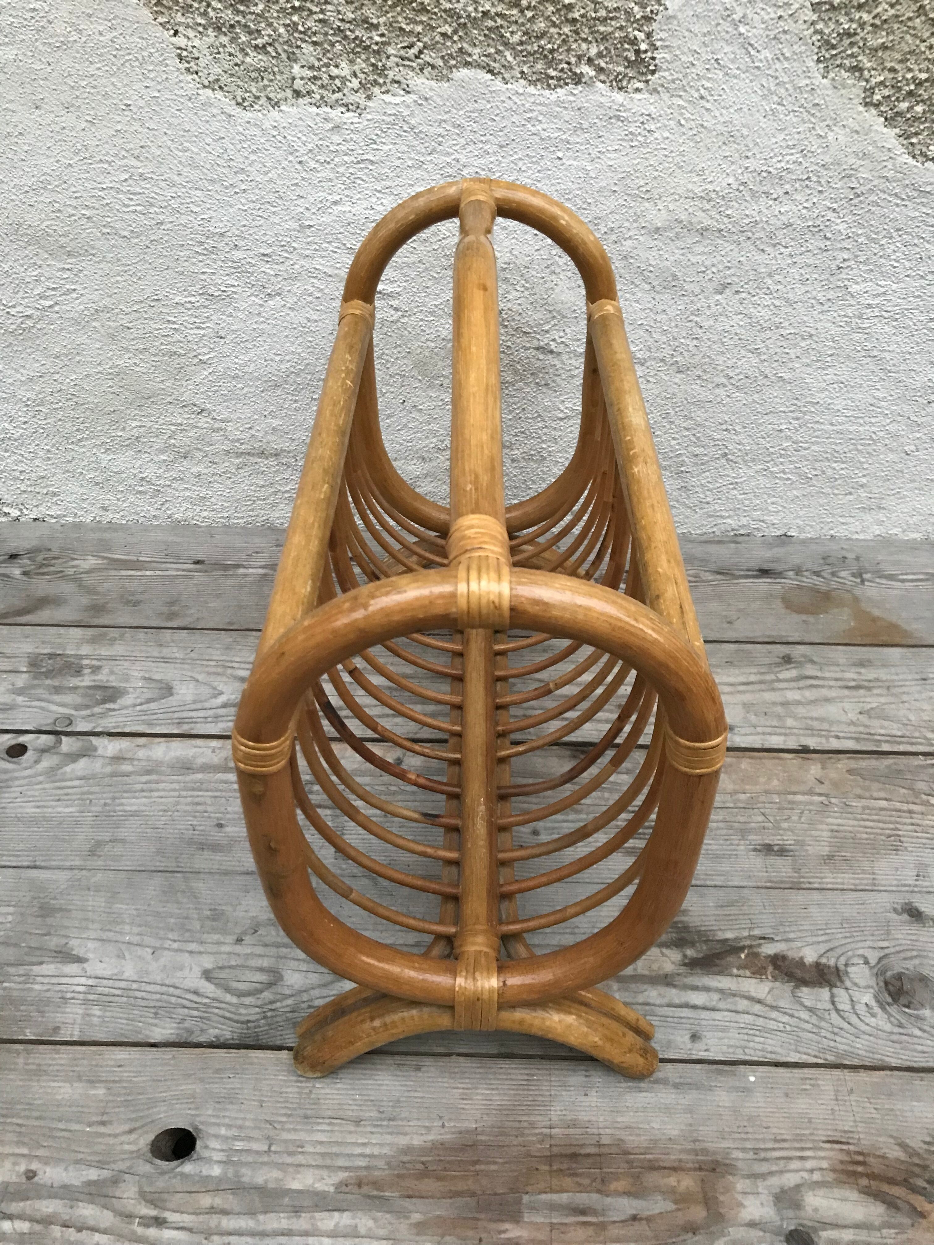 Magazine rack in braided rattan of the 60s