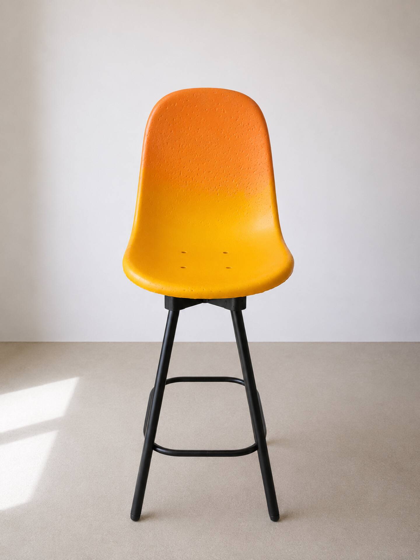 Lot de 4 tabourets de bar design sculptural – coques texturées bicolor