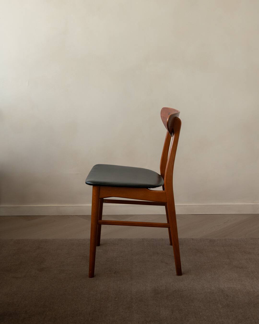 Ensemble de 6 chaises de salle à manger danoises des années 50 · Teck et Skai noir