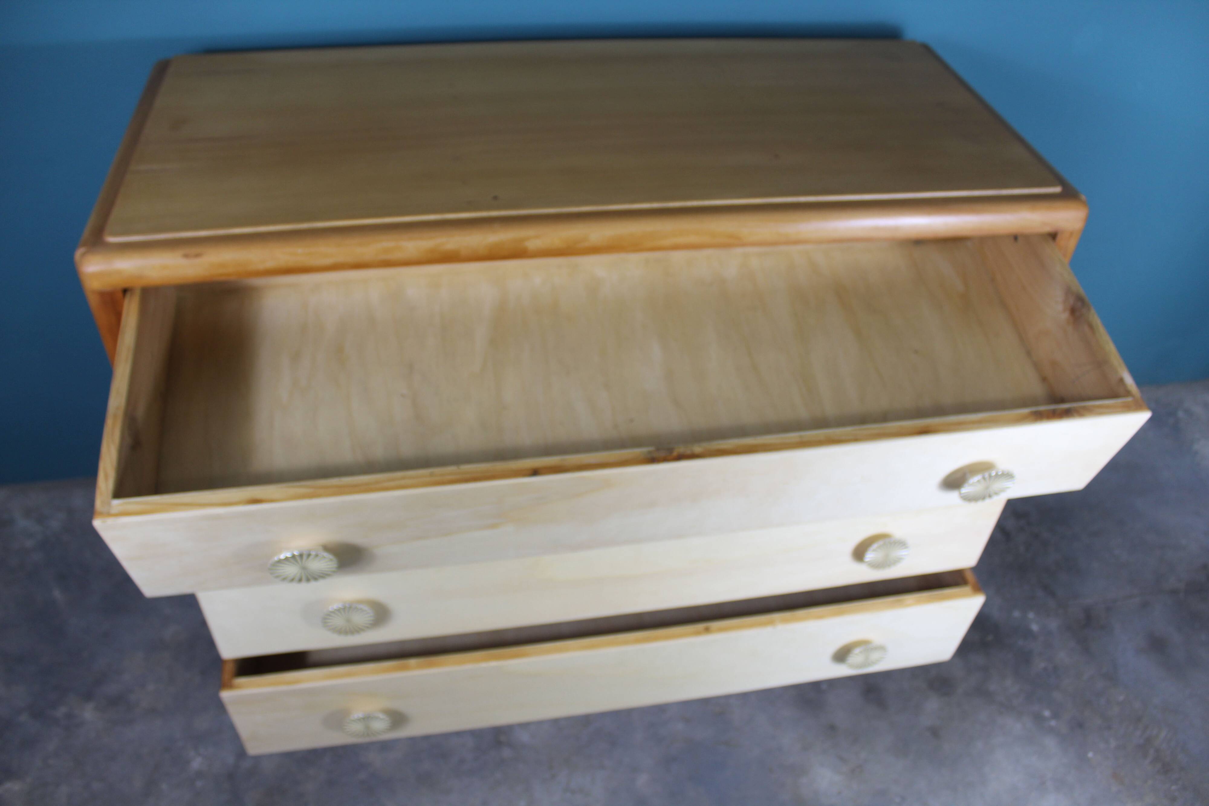 Elegant cassettiera in wood, restored, Italia 1950s, in good conditions