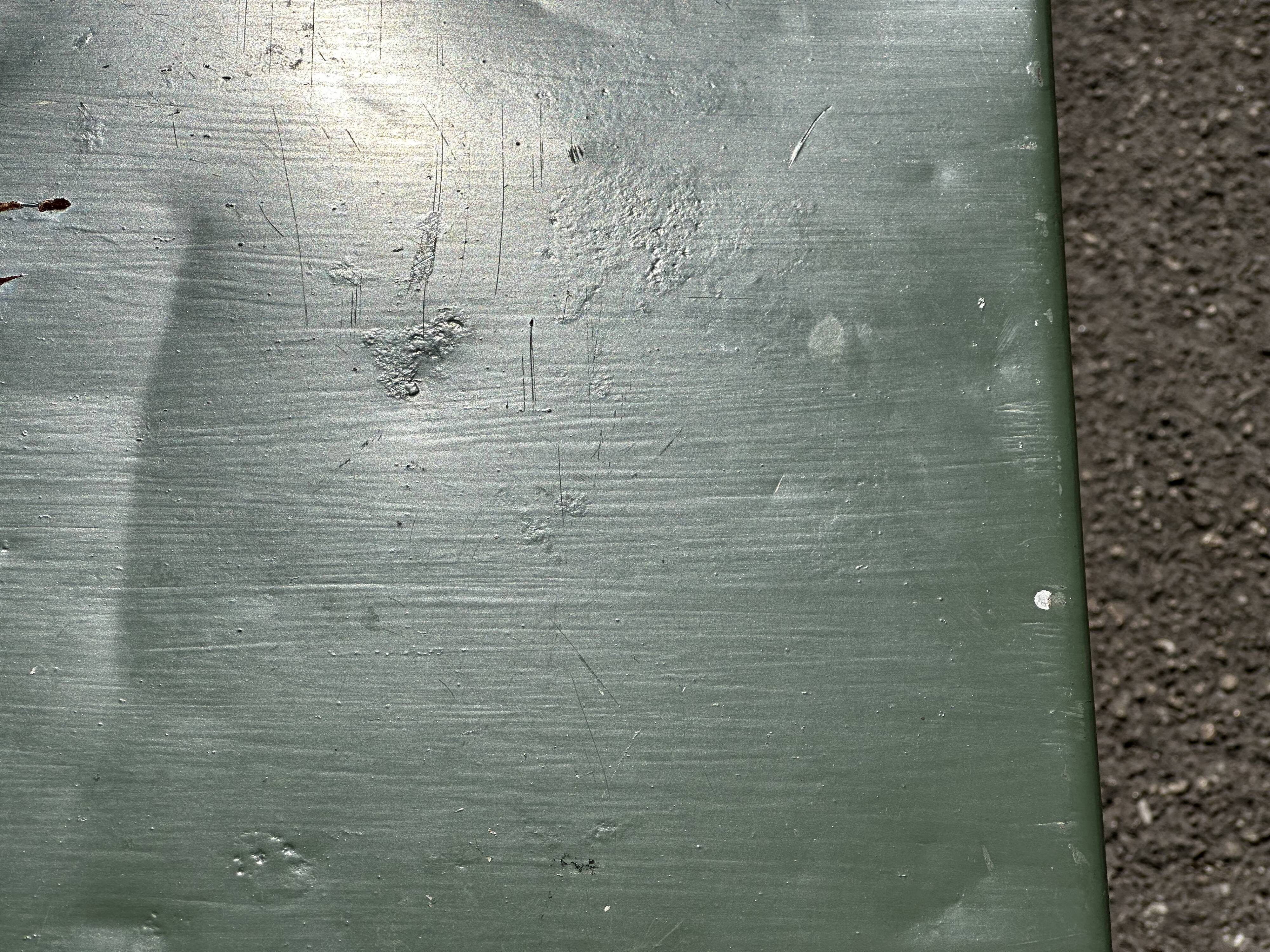 Table de jardin ou bistro pliante en tôle kaki début années 50