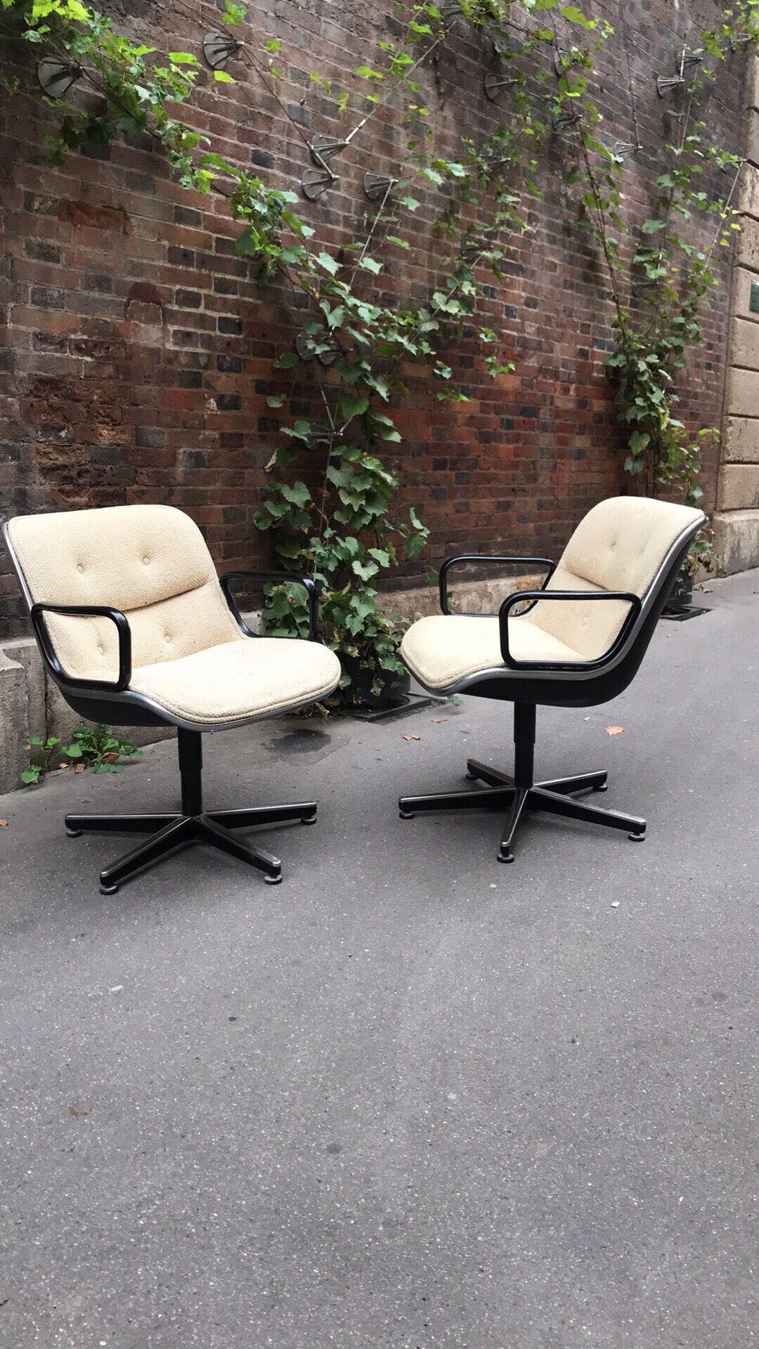 Pair of armchairs by Charles Pollock for Knoll circa 1970