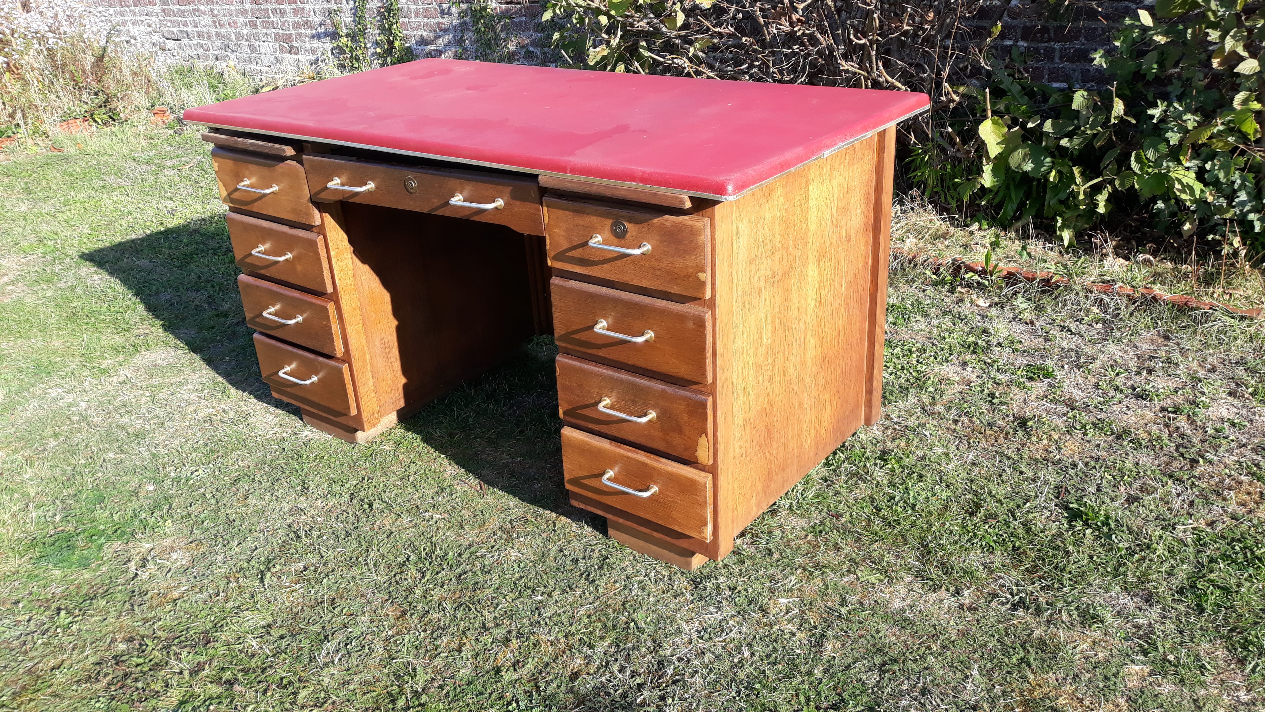 Bureau en bois plateau vinyle rouge