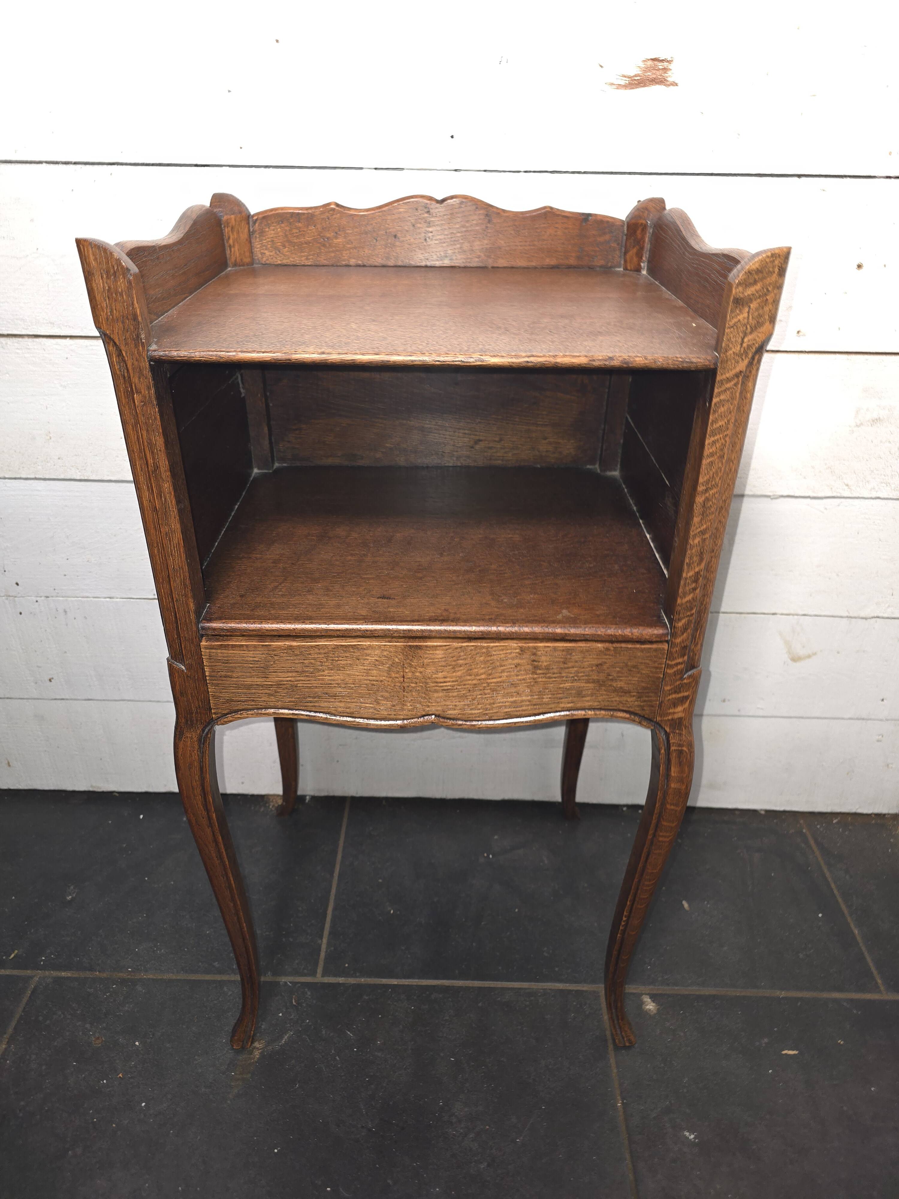 Table de chevet style Louis XV en chêne avec un tiroir
