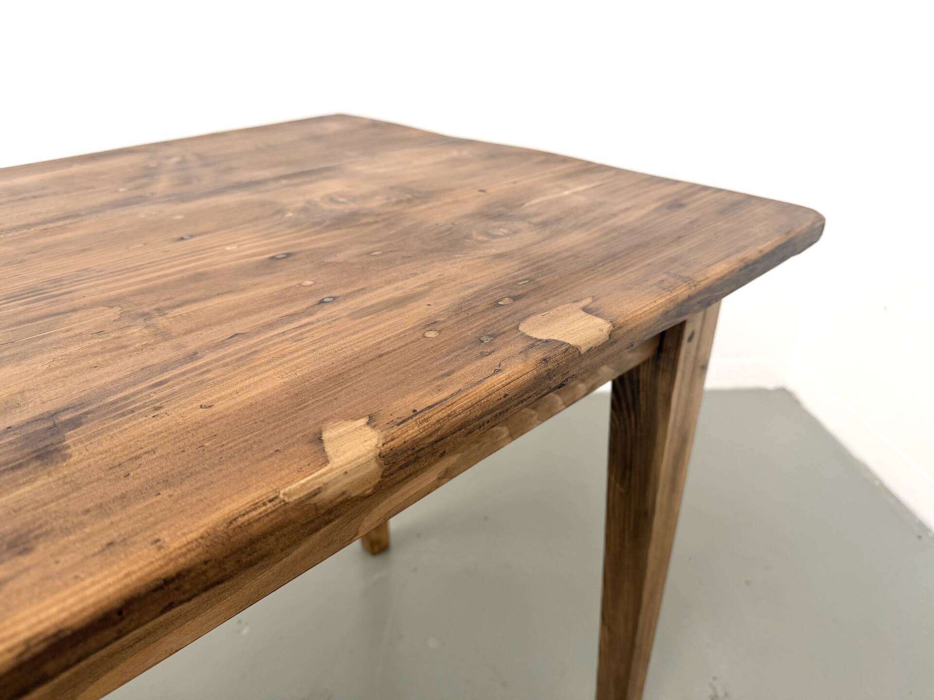 Farm table in pine, tapered legs, 1950s.