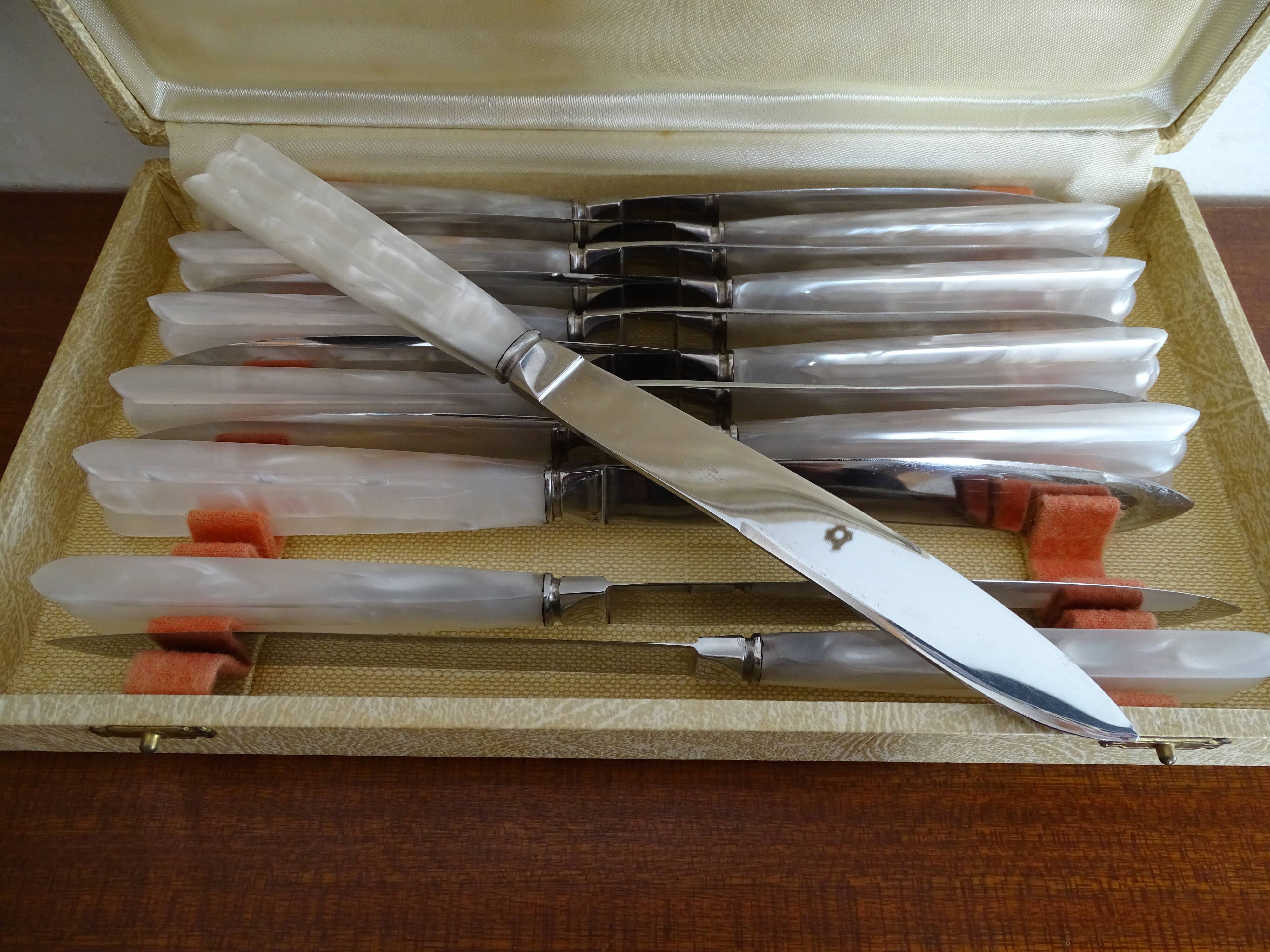 12 knives style Art Deco stainless steel in case