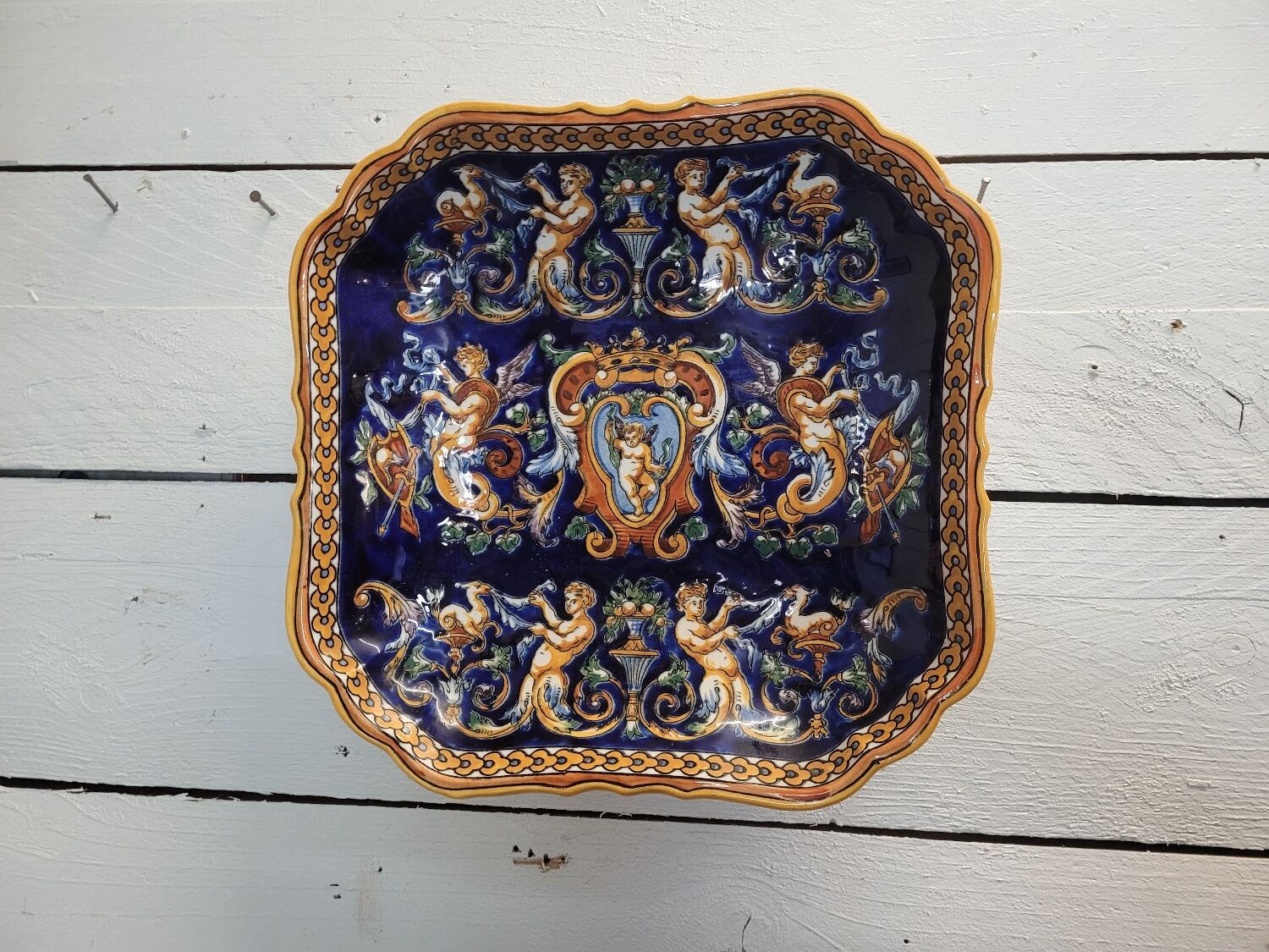 Hollow dish of Gien with Renaissance decoration