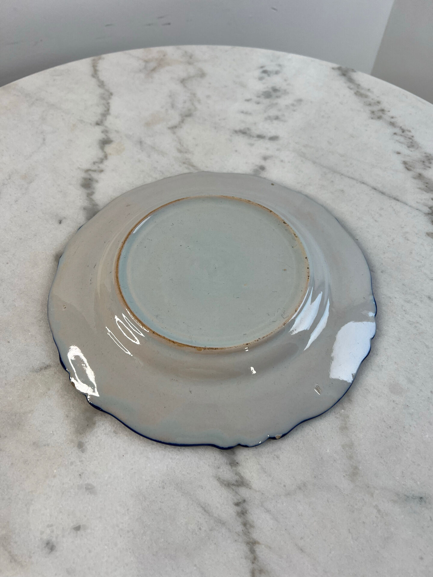 Flat plate in earthenware with polychrome decoration in Rouen style