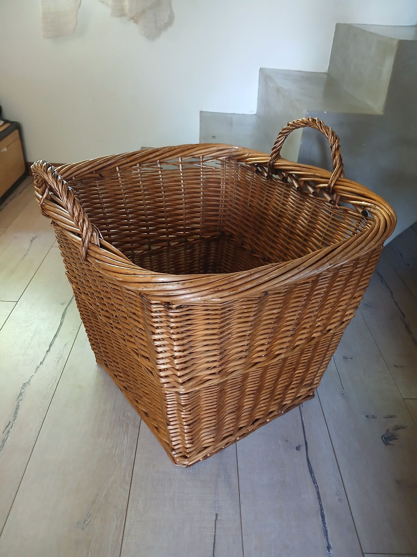 Wicker/rattan storage basket