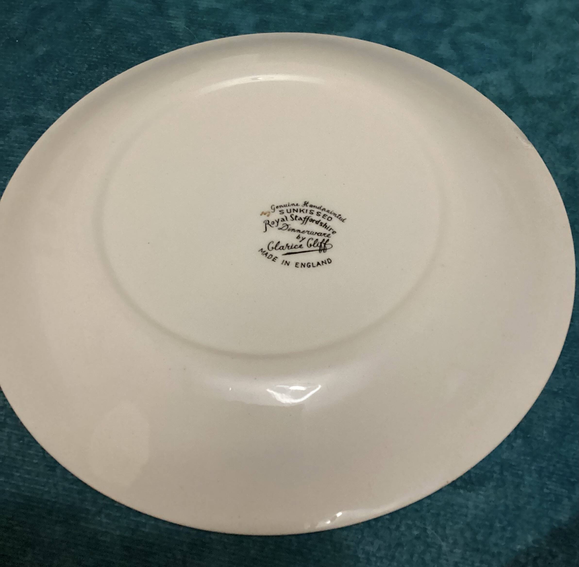 Dessert Plate from thé Sun-kissed Range by Clarice Cliff, signed.
