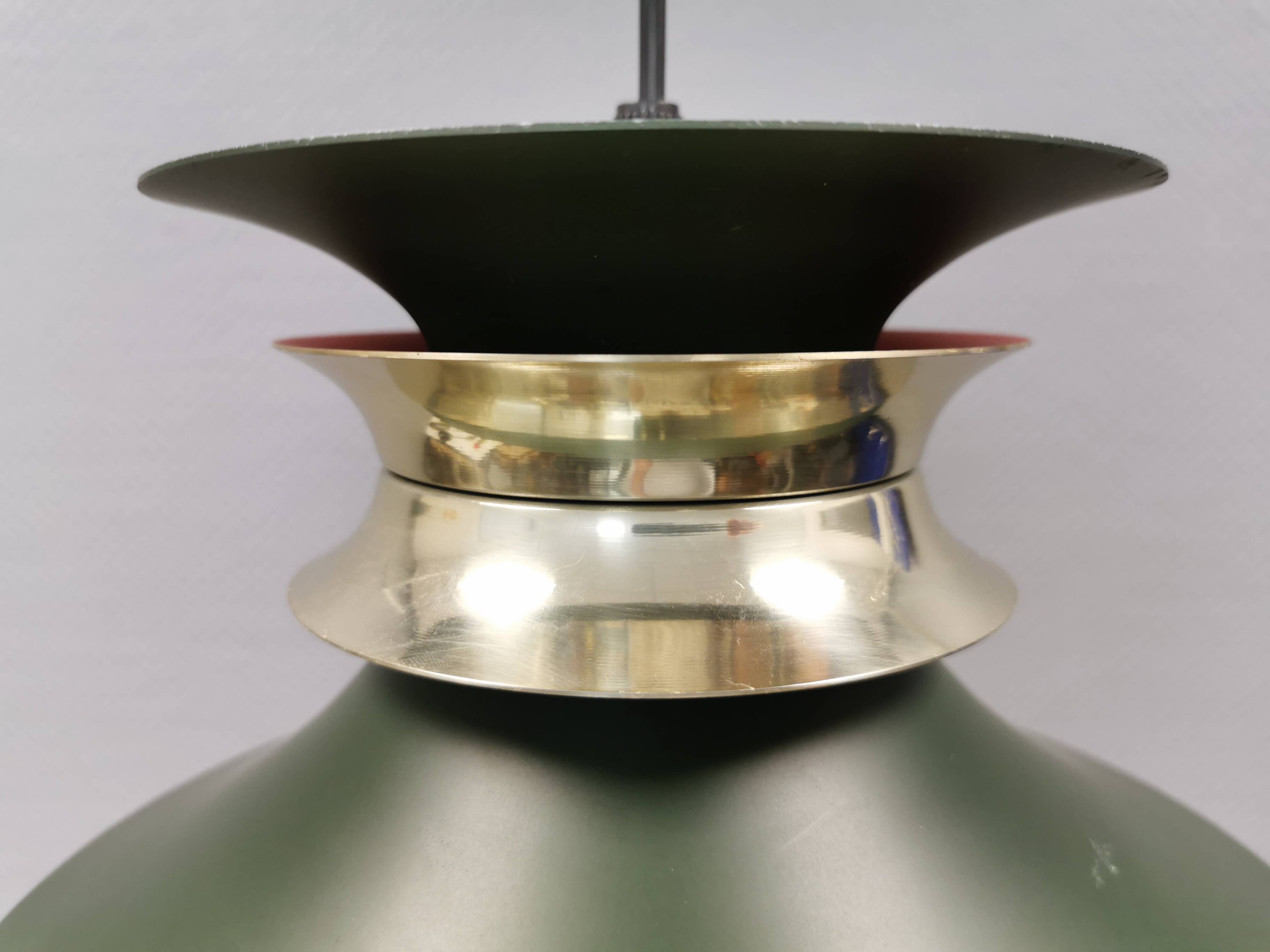 Hanging lamp in green lacquered metal with golden “ring” and bottom grille.