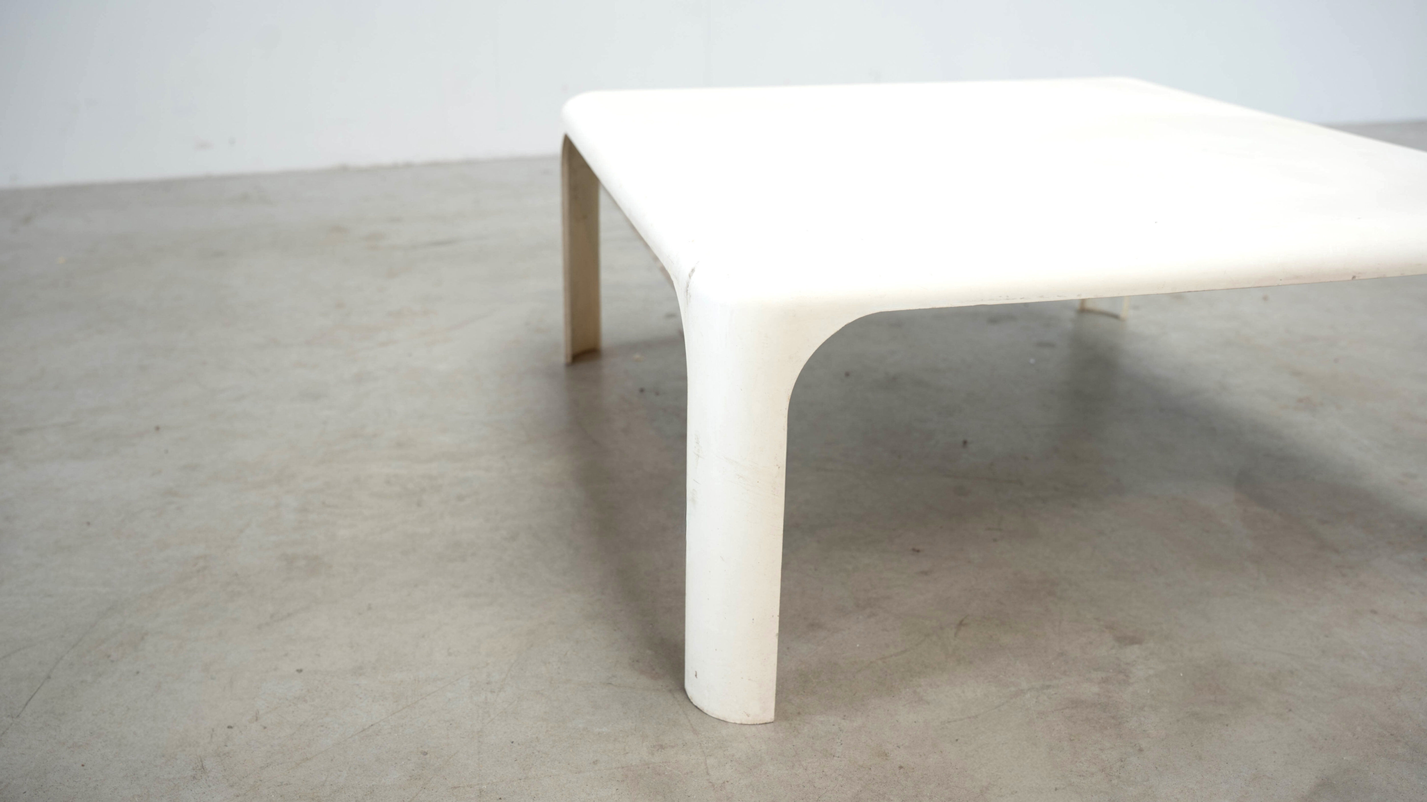 Table basse par Vico Magistretti pour Artemide