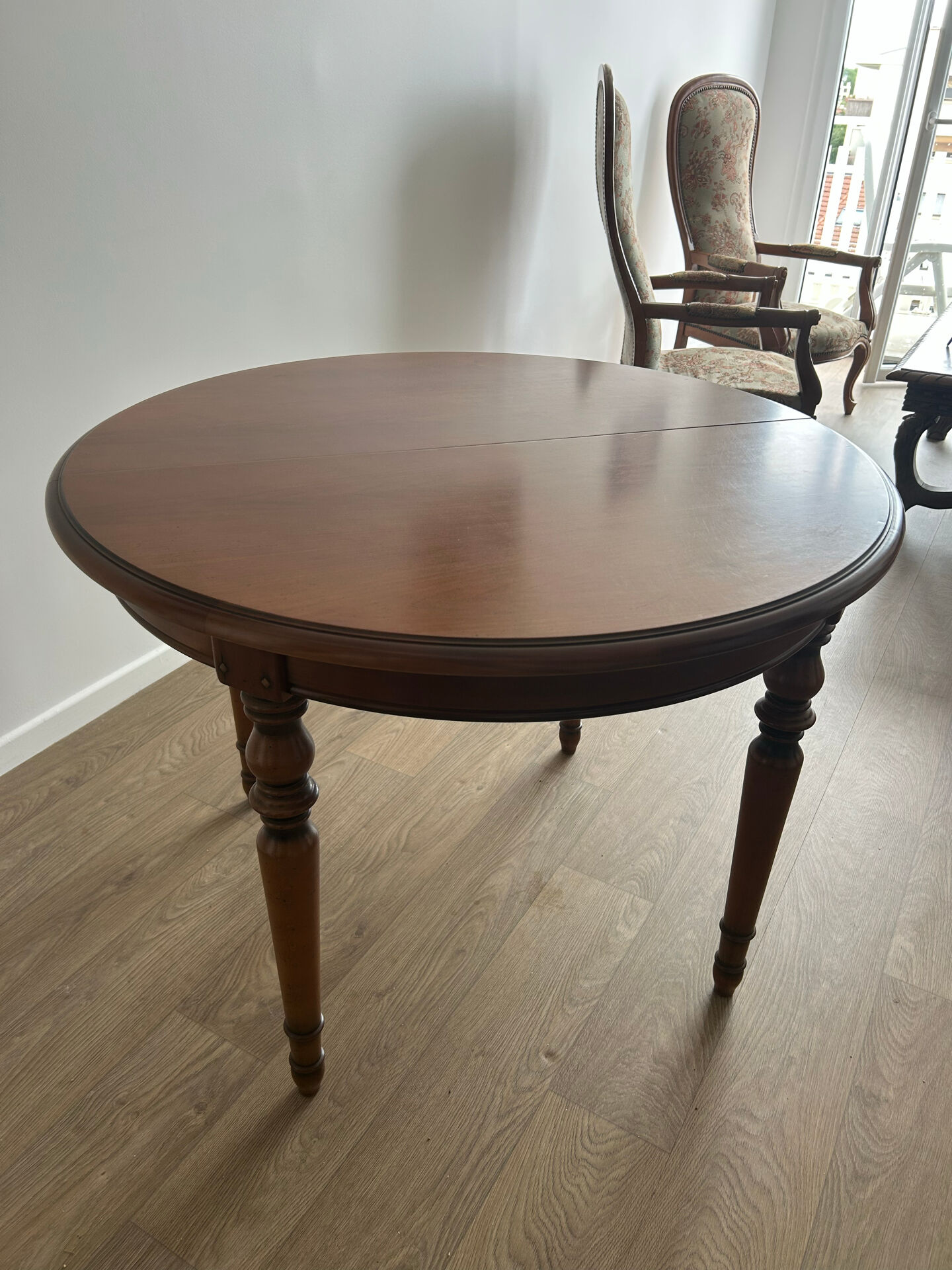 Round table in cherry wood - classic and timeless style