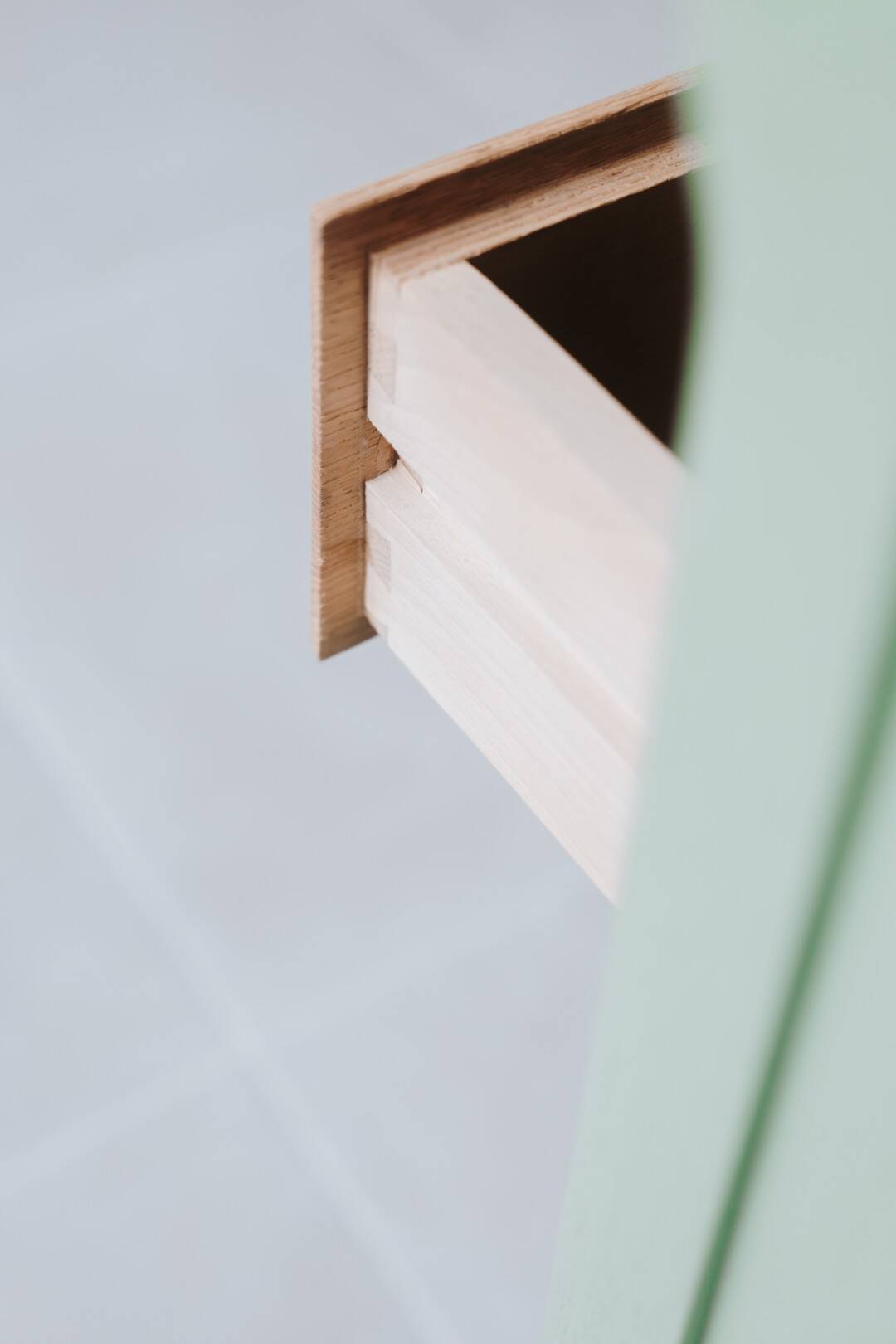 Small green Parisian chest of drawers with 3 drawers in semi-solid oak