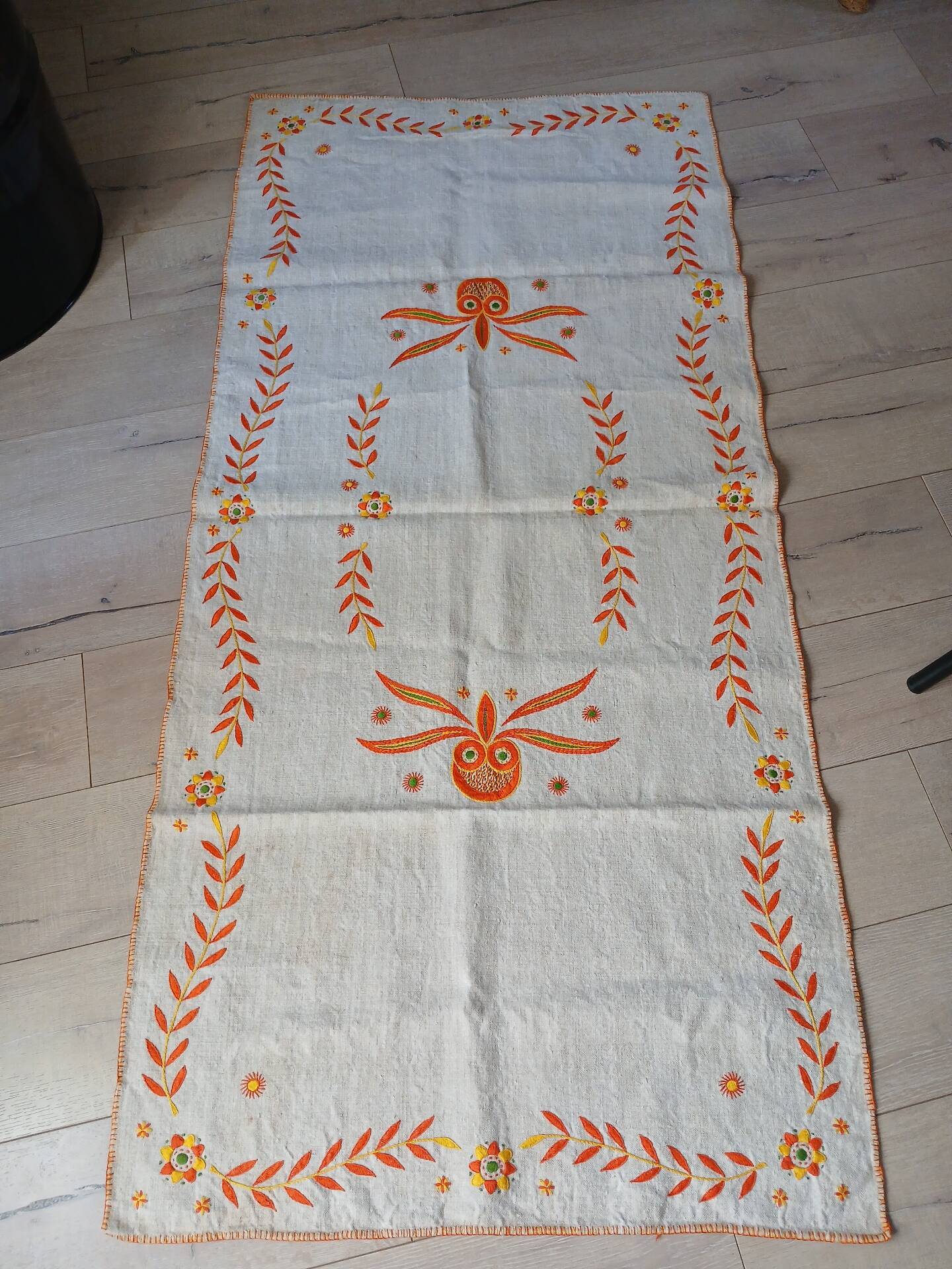 Chemin de table vintage en toile épaisse brodée 