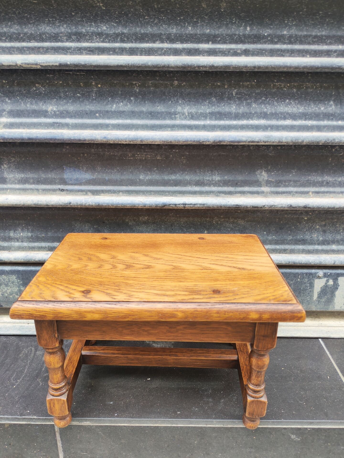 Petit tabouret en bois massif vintage