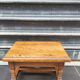 Petit tabouret en bois massif vintage