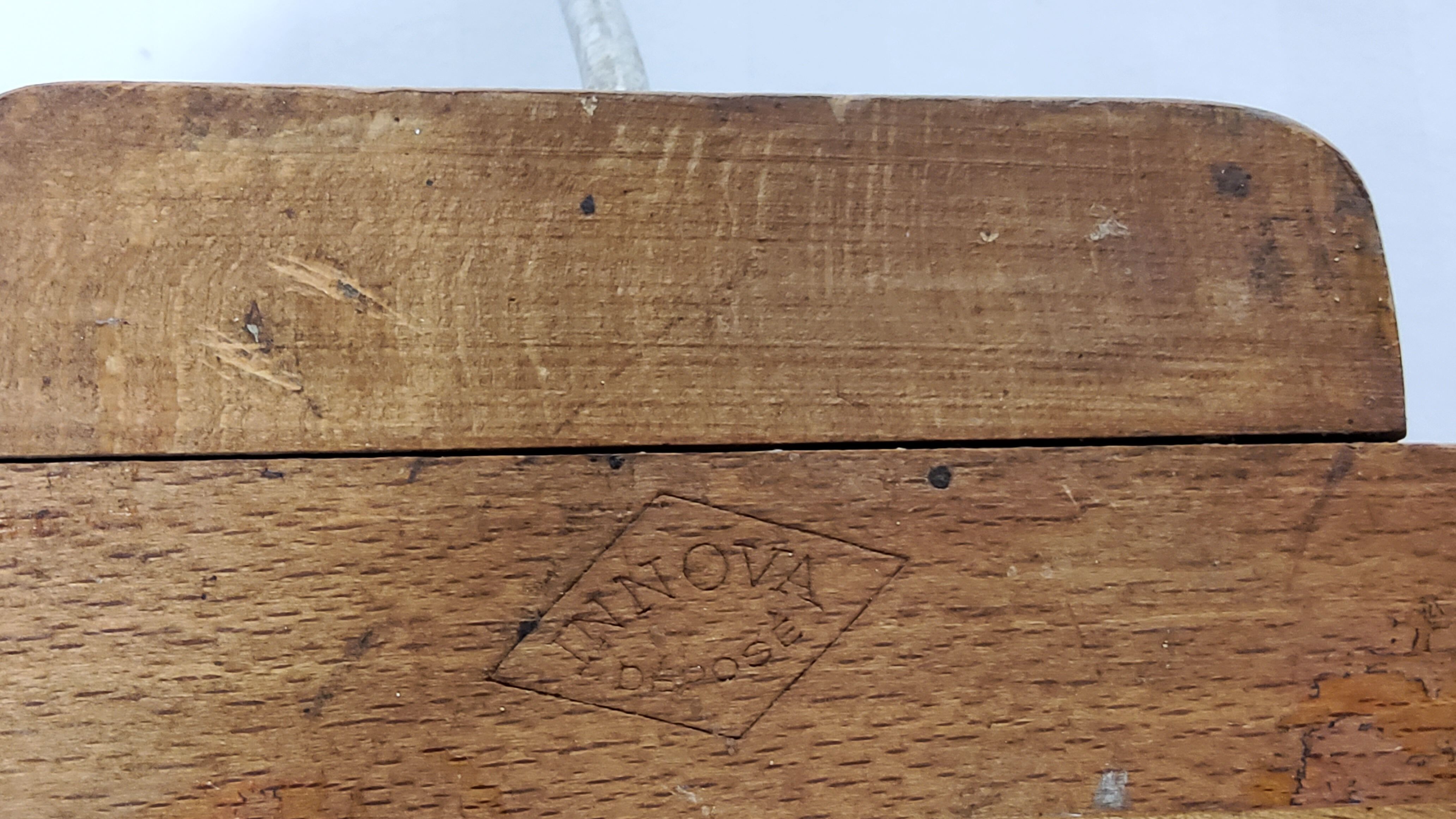 Portemanteau 1900 en métal et bois estampillé Innova, 3 patères