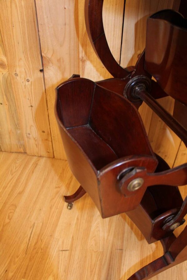 Table d'Appoint En Acajou , Anglaise , Porte Revue