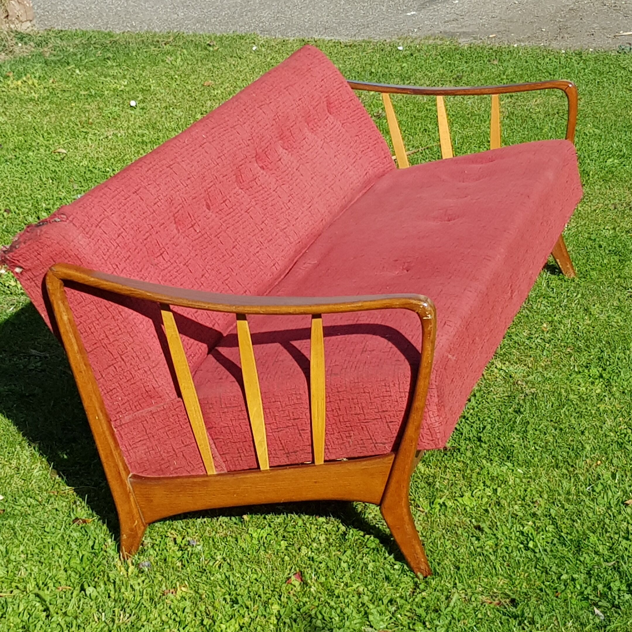 Canapé scandinave vintage années 60-70 bois et tissu rouge
