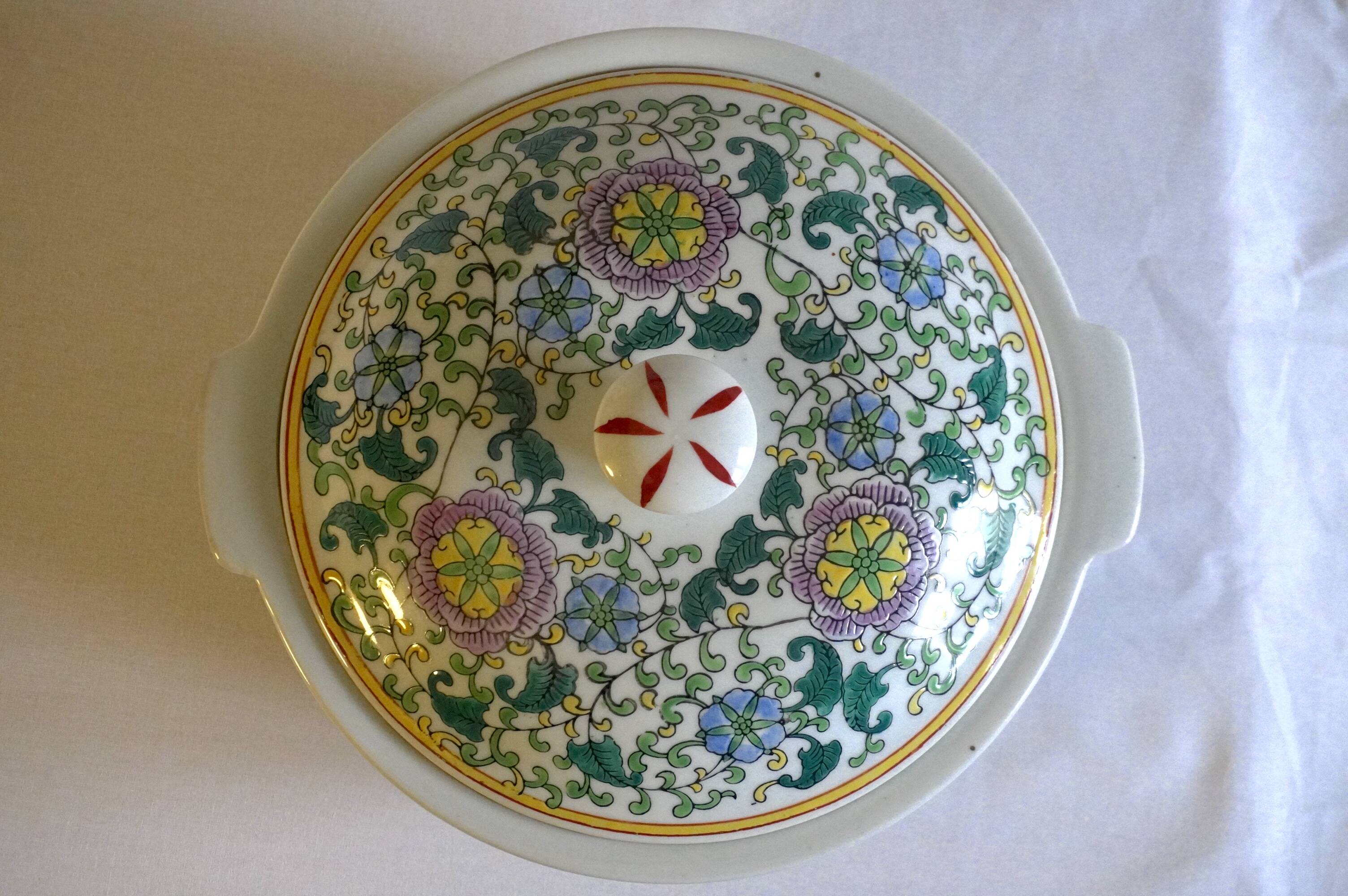 Soup tureen / dish with lid in Chinese porcelain, floral decorations.