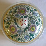 Soup tureen / dish with lid in Chinese porcelain, floral decorations.