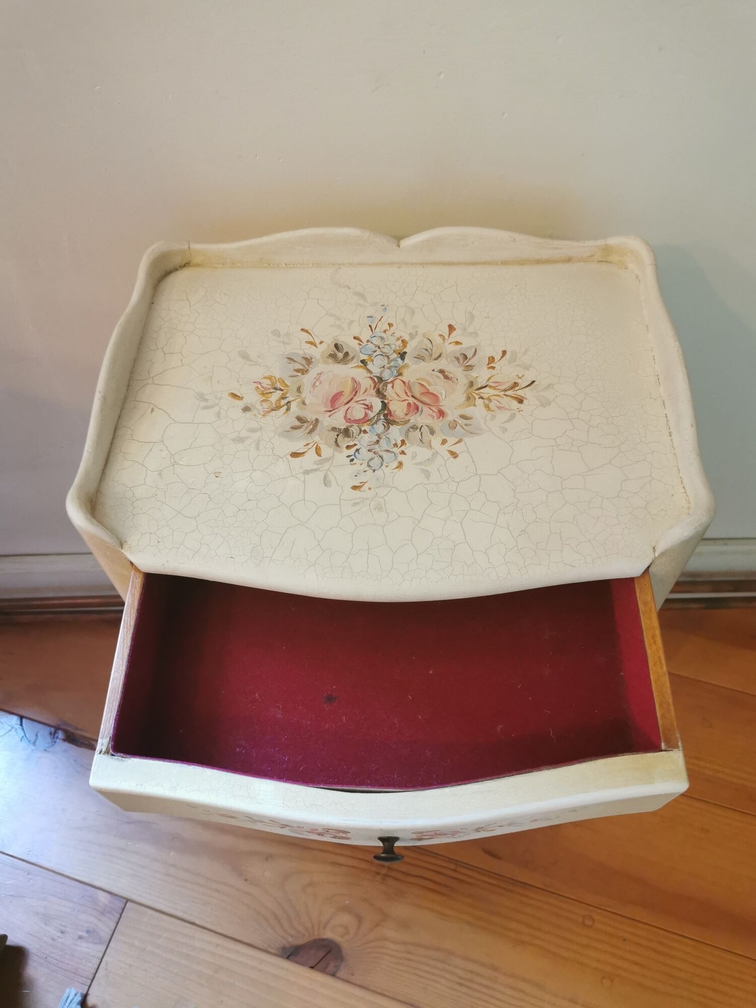 Pair of bedside tables louis XV style XX th century, painted floral decoration