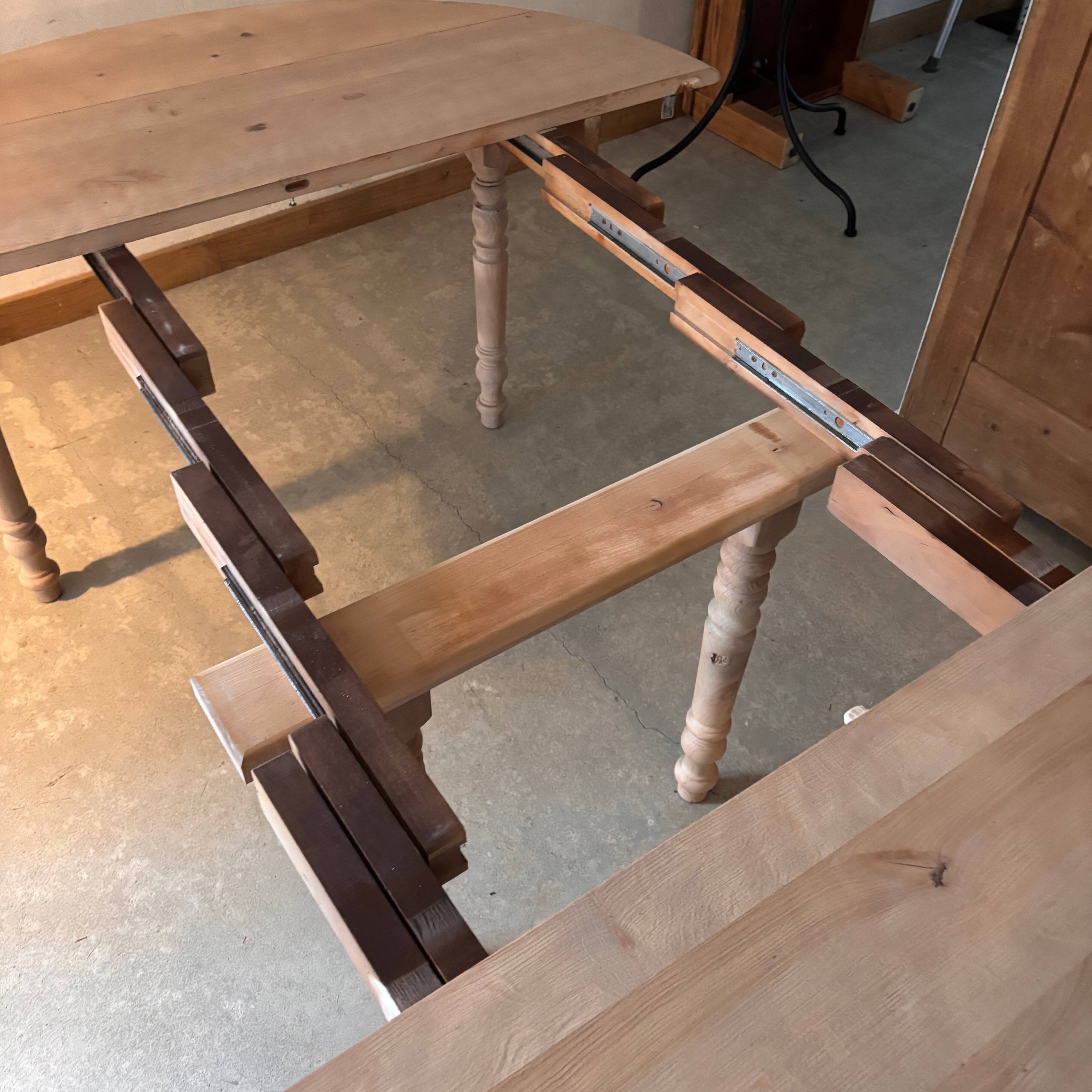 Extendable round table