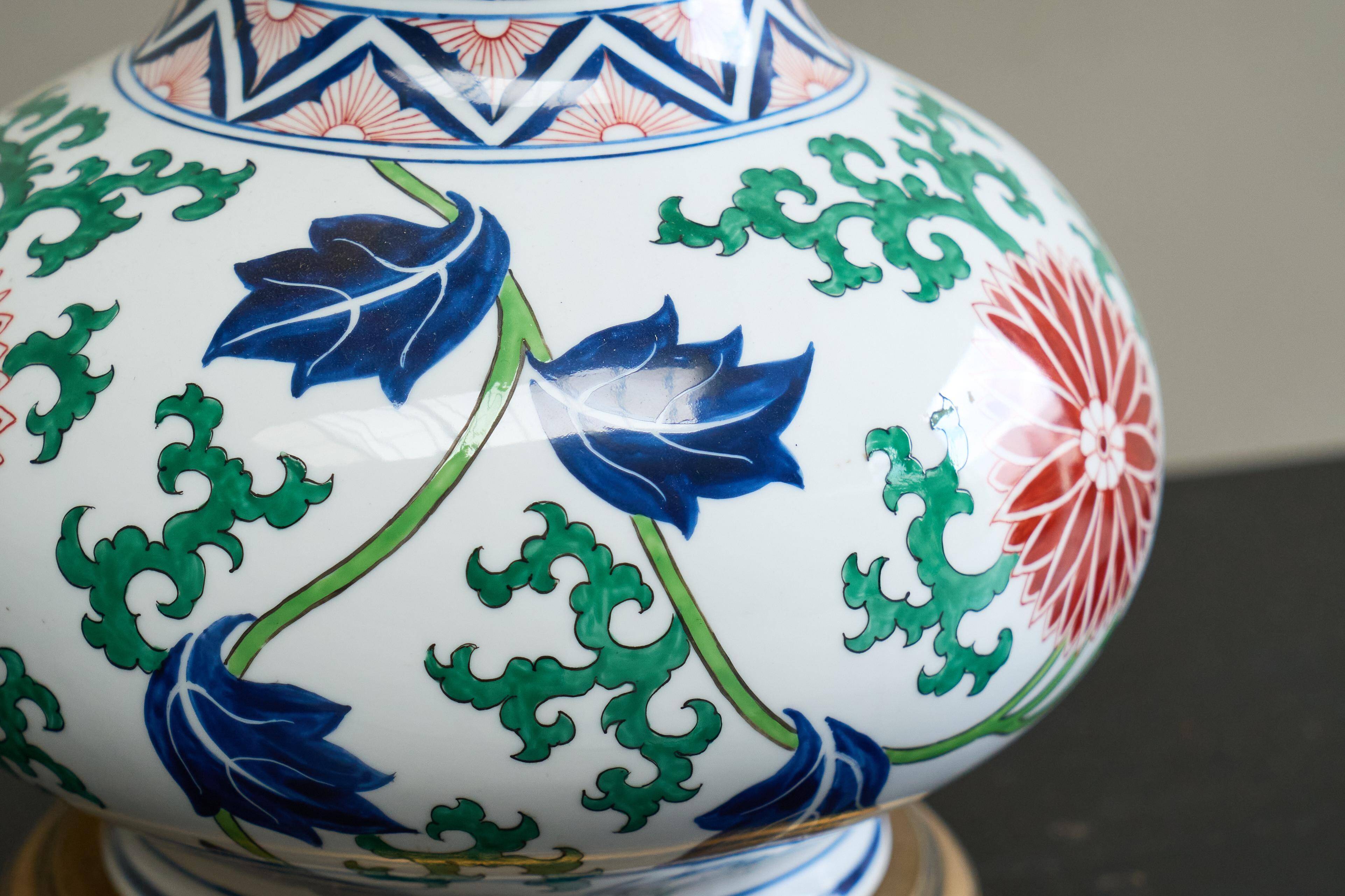 Lampe de table chinoiserie française en porcelaine et laiton, années 1940