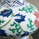 Lampe de table chinoiserie française en porcelaine et laiton, années 1940