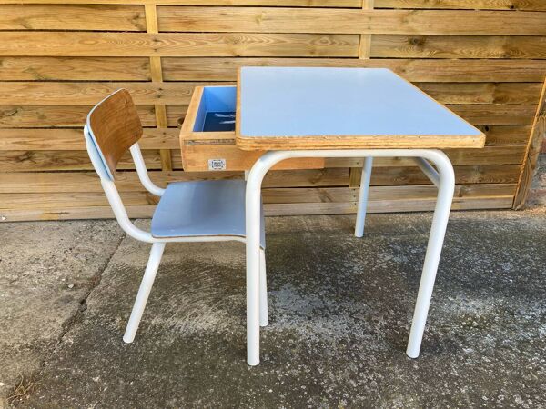 Bureau maternelle et sa chaise