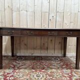 Bureau plat de style anglais en acajou et cuir signé "MAPLE"