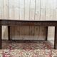 Bureau plat de style anglais en acajou et cuir signé "MAPLE"