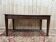 Bureau plat de style anglais en acajou et cuir signé "MAPLE"