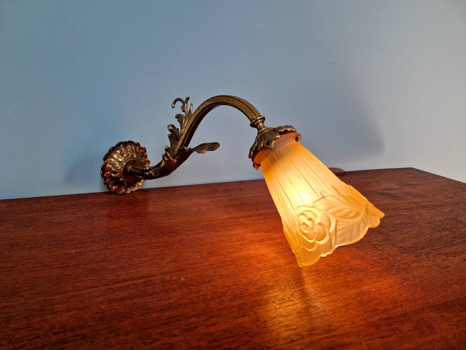 Art Deco wall light in gilt bronze and satin glass, 1920s