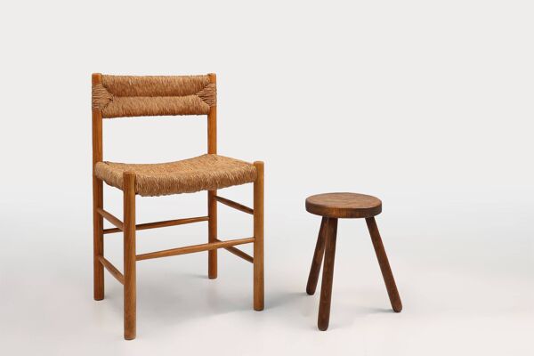 Tabouret bas rustique brutaliste tripode en bois massif de fabrication artisanale française